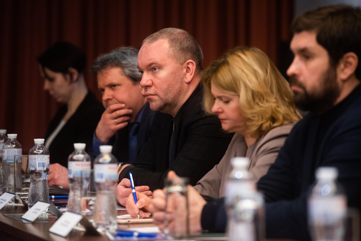 REI_MFA_Ukraine's tweet photo. Державний секретар @MFA_Ukraine Олександр Баньков взяв участь у відкритій дискусії із українським🇺🇦 бізнесом щодо потреб експортерів у рамках круглого столу «Банківські продукти для відбудови України», ініційованому @Ukreximbank 
Детальніше 👉https://t.co/Ausy5AfekT https://t.co/rLDL1QyCbO
