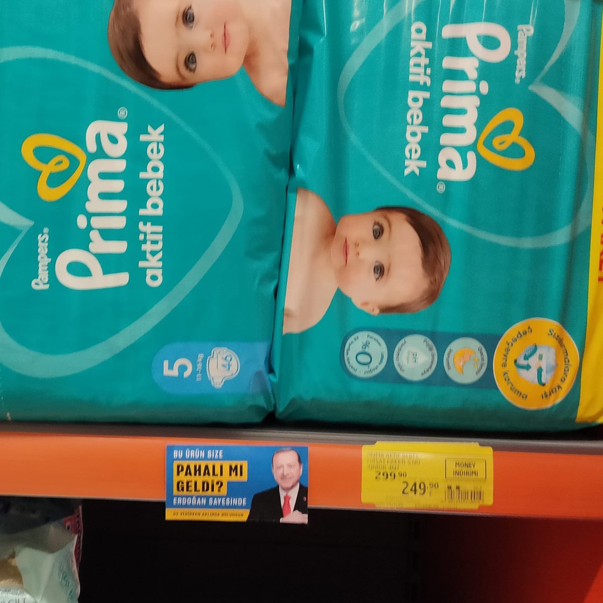 solcugazete's tweet photo. Halk, pahalı bulduğu ürünlerin üzerine “Bu ürün size pahalı mı geldi? Erdoğan sayesinde” yazılı etiketler yapıştırmaya başladı. https://t.co/G3upJwRyqh