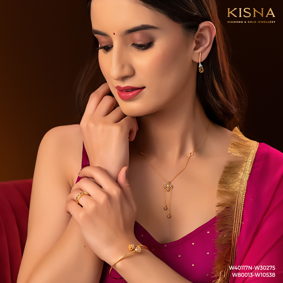 Experience the magic of diamonds with this breathtaking set and let your Roshni light up every space 💎✨#HeerePeSuhaaga

Check out the Anantam collection today on KISNA.com

#TeriRoshniHunMain #AkshayaTritiya #Kisna #KisnaDiamondandGoldJewellery #Gold #Diamond