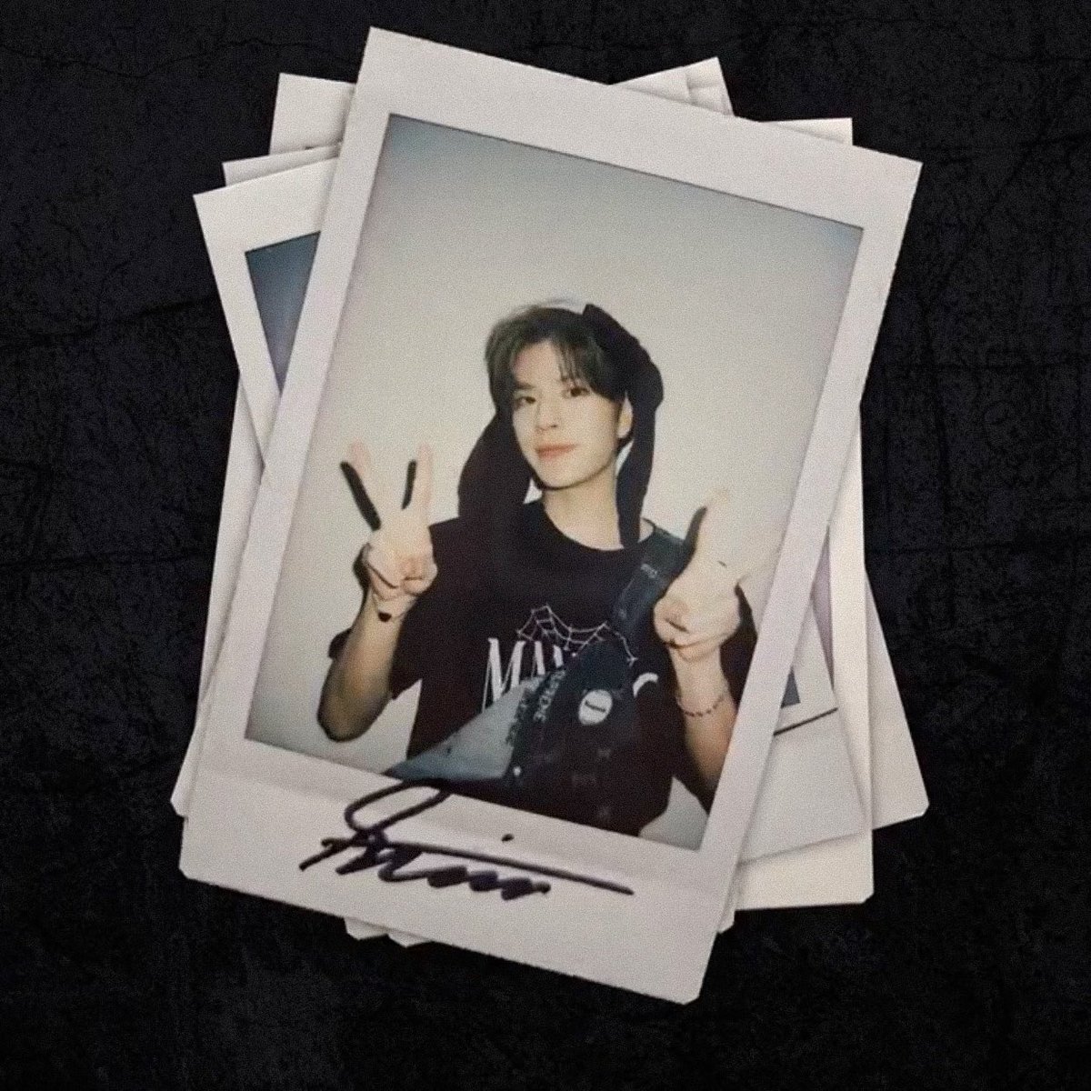 inniefinity's tweet photo. these are so cute 🥹 it’s from their encore in japan 🤍 https://t.co/R2Mt8lFLYS