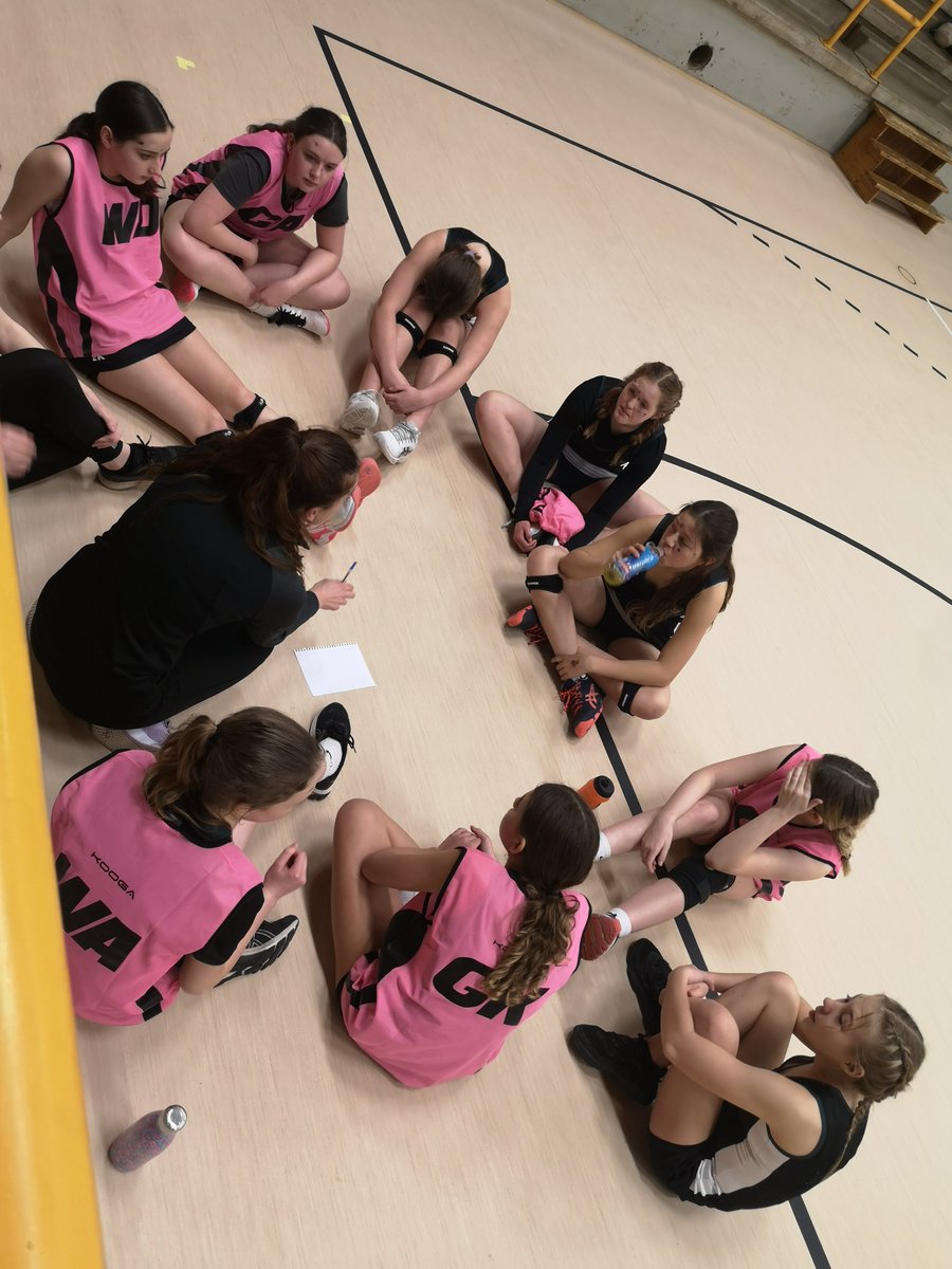SimonBalleSport's tweet image. Team talk from Miss Newman ahead of the final 💪🔥 #thisgirlisonfire