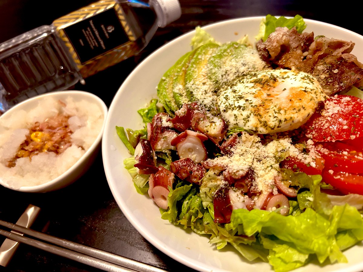 木曜日を制覇した皆様に喝采👏 本日はヘルシーサラダスペシャル🥗 彩りも華やかながら🌸 濃厚なアボカドや🥑タコ🐙も入れて 食べ応えは十分👍 味付けはオイルとお醤油の和風に 粉チー掛けてコク出しなのです🥹 本日もお疲れ様でした🌕 それでは❣️KP(°▽°)ノ🍵