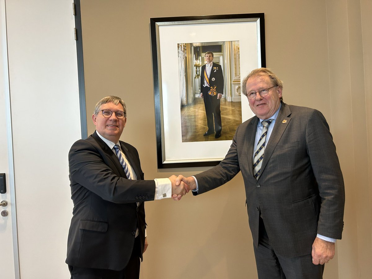 Jaap Smit (@jaapsmitcdk) on Twitter photo Vanmiddag <a href="/GregorRensen/">Gregor Rensen</a> de gelofte afgenomen als waarnemend burgemeester van <a href="/Gem_Maassluis/">Gemeente Maassluis</a>. Ik wens hem en de gemeente Maassluis een goede tijd toe! De benoeming is per 15 april en deze waarneming zal zeker een jaar duren. Vanmiddag <a href="/GregorRensen/">Gregor Rensen</a> de gelofte afgenomen als waarnemend burgemeester van <a href="/Gem_Maassluis/">Gemeente Maassluis</a>. Ik wens hem en de gemeente Maassluis een goede tijd toe! De benoeming is per 15 april en deze waarneming zal zeker een jaar duren.