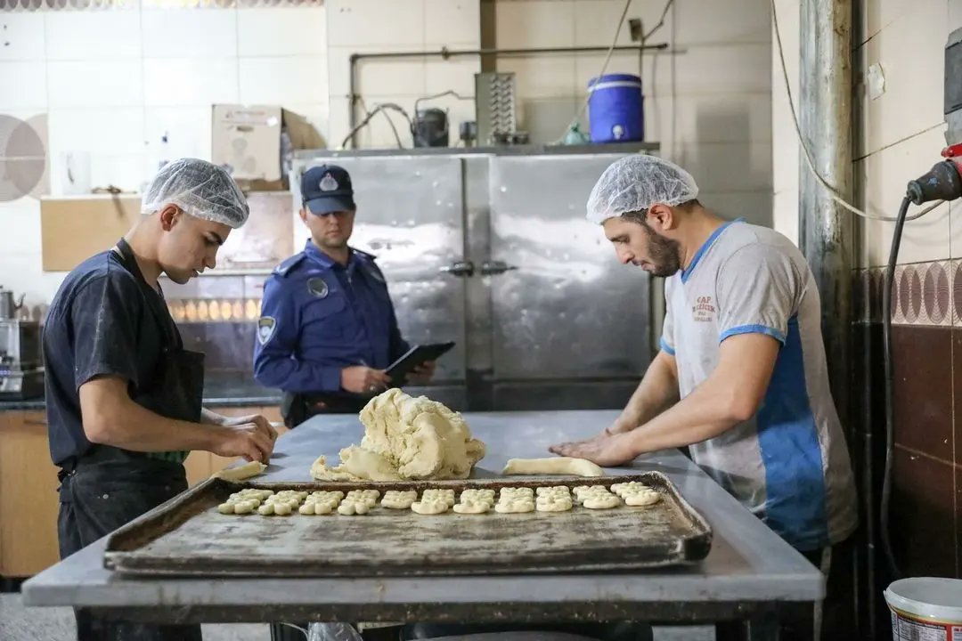11 ayın sultanı #Ramazan ayının gelmesiyle birlikte pide somun ve simit fırınlarında;
➡️ “Hijyen”
➡️ “Fiyat Tarifesi”
➡️ “Gramaj Kontrolü” vb. birçok konuda denetimlerimizi artırarak olumsuzluk görülen işletmelere idari işlem yapılmaktadır. <a href="/GbbZabita/">Gaziantep Zabıta Daire Başkanlığı</a>
📍#Zabıta
📍#ZabıtaTeşkilatı