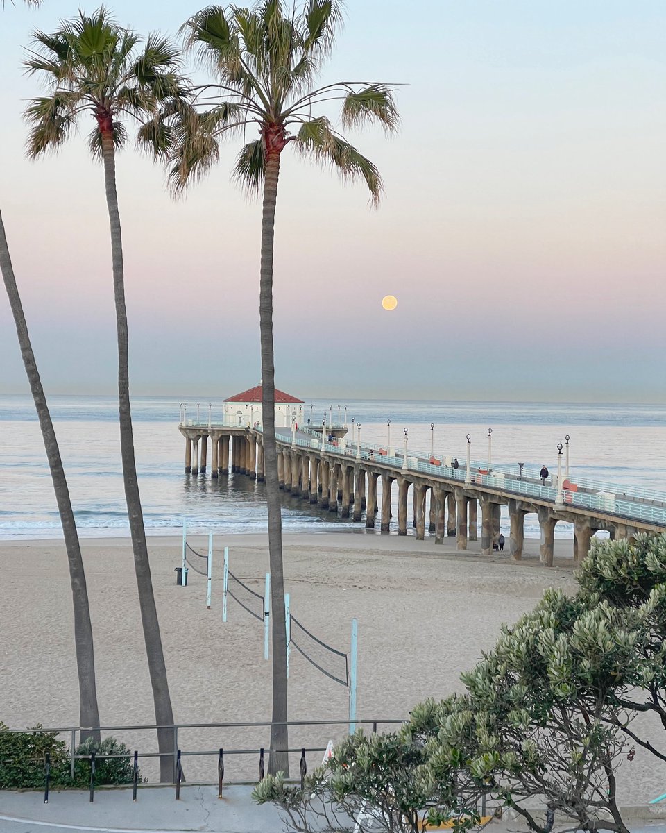 MBNewsTweets's tweet photo. Good morning from this full moon setting over the #ManhattanBeach Pier #mydayinla #moonset https://t.co/LWmPCKCTK9