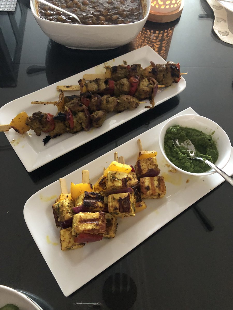 FoodieSoul6's tweet photo. Indian Delicious Lunch 🥘🍢🍗🍢

#lunch #poori #choley #aloosabzi #paneertikka #chickentikka #tastyfood #foodie #flavorful #homemade #foodstyling #foodphotography https://t.co/WihsjvSCrf