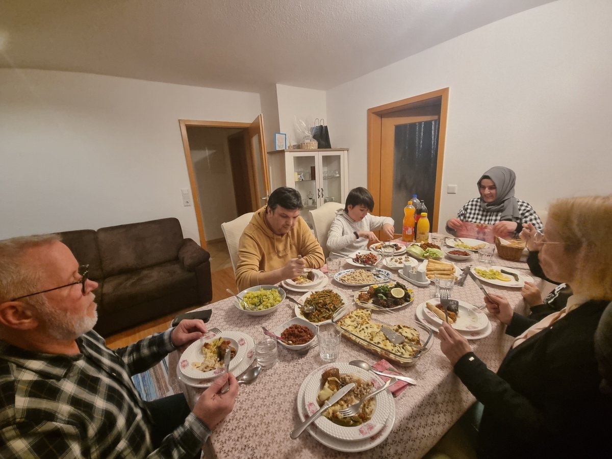 ForumDialogNI's tweet image. Ramdan Tag 13 🌟  Zu Gast Peggy Schierenbeck vom Bundestag der  SPD Fraktion zu Gast bei einer Türkischen Familie zum #Iftar in #Stuhr #Niedersachsen. Nich nur das Essen war Höhepunkt, sondern die Unterhaltung und die Übergabe der  #Zahnmiete vom Gastgeber ☺️
