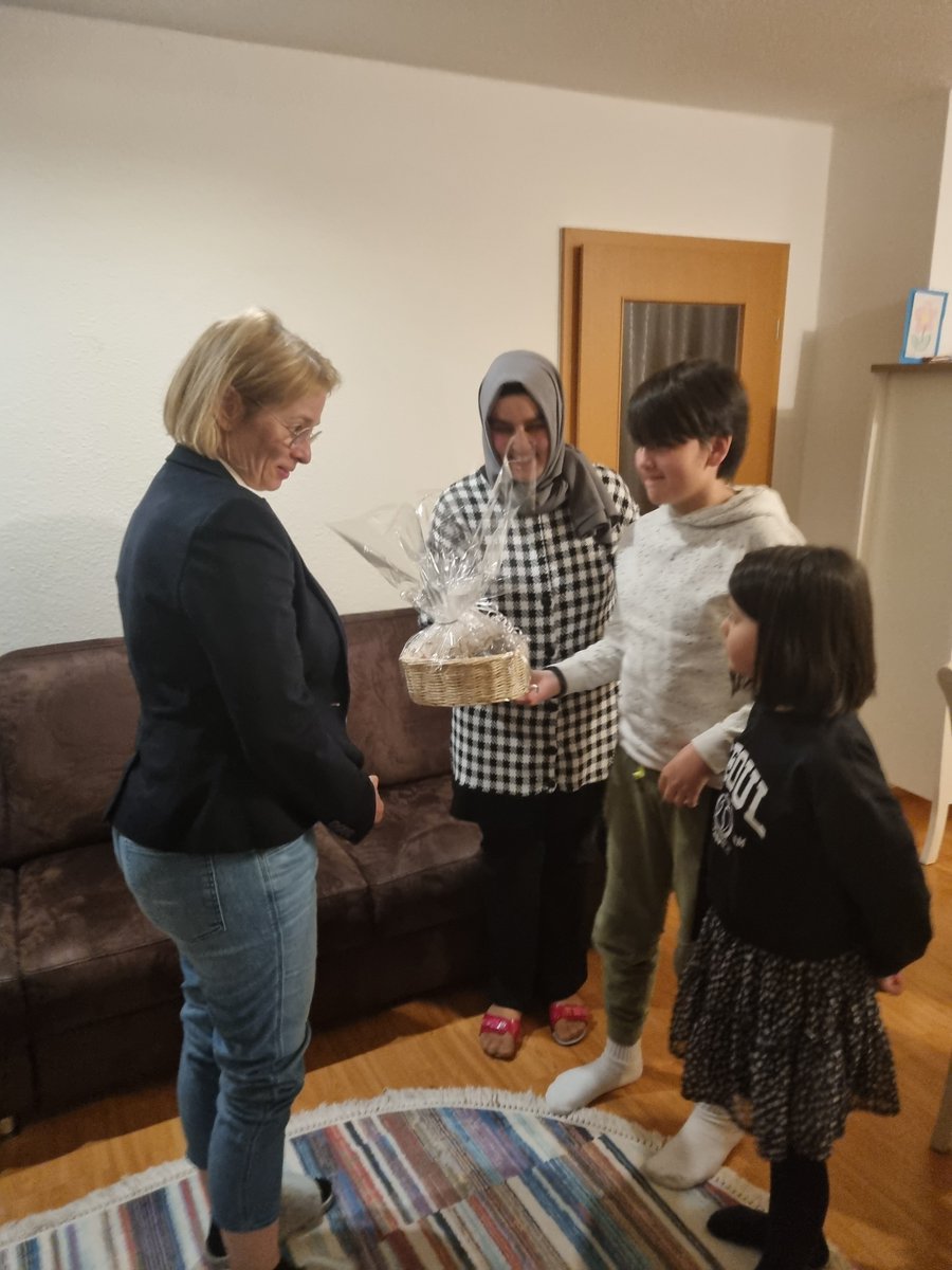 ForumDialogNI's tweet image. Ramdan Tag 13 🌟  Zu Gast Peggy Schierenbeck vom Bundestag der  SPD Fraktion zu Gast bei einer Türkischen Familie zum #Iftar in #Stuhr #Niedersachsen. Nich nur das Essen war Höhepunkt, sondern die Unterhaltung und die Übergabe der  #Zahnmiete vom Gastgeber ☺️