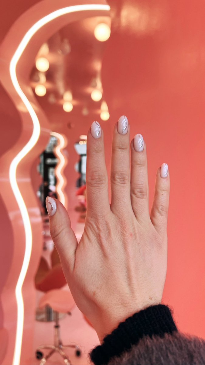 adrianaNFT's tweet photo. GM! Ready to Shake some important hands @NFT_NYC 😎✨💅🏻 #womeninnfts #nftartist #digitalfashion #nftfommunity #NFTNYC2023 https://t.co/YWVNkg7MMI