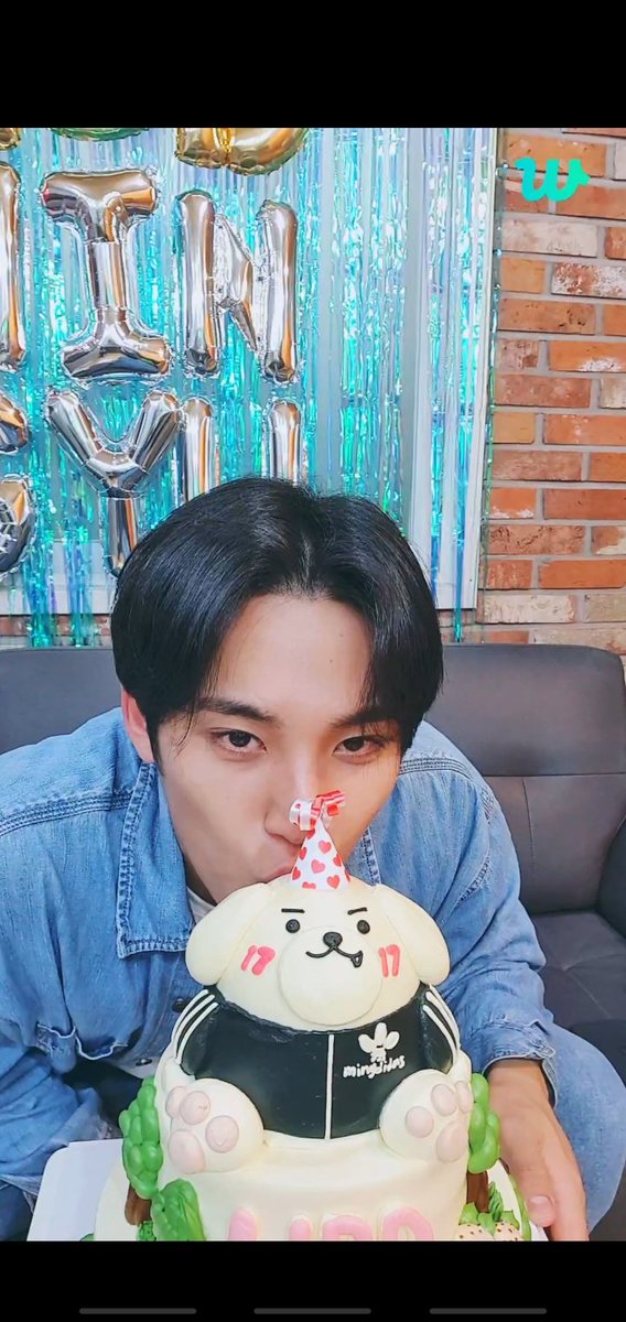 nini0197's tweet image. Happy birthday Mingyu!!🥳🎂🐶🖤
(almost missed the live😂)
#Happy_MINGYU_Day
#MinGYUMakeMySpring
#MingyuDay2023
#민규생일은_아름답기를_따뜻하길
#민규를_사랑하는_406가지_이유
#민규생축 #민규생일은아름답기를따뜻하길 #MINGYU #민규 #SEVENTEEN #세븐틴