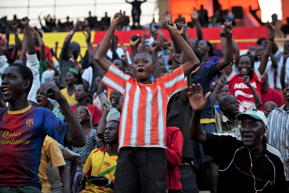 UNPeacekeeping's tweet image. #PeaceBegins with sports! 🏀🏅⚽

UN Peacekeeping missions organise sports events to promote unity &amp;amp; enhance peaceful coexistence.  

Through sportsmanship, community members come together &amp;amp; try to find peaceful ways to resolve local disputes. #SportsDay #IDSDP