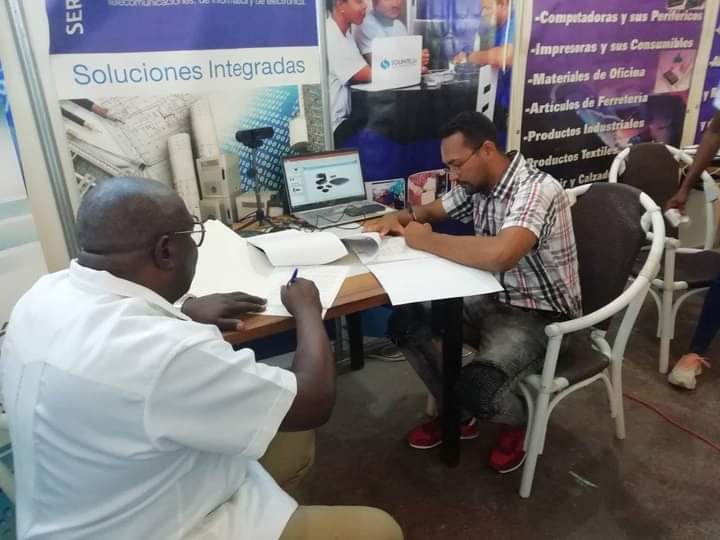 Firman Empresa Eléctrica #Moa y @Solintel_Cuba contrato de adquisición de lámparas LED para alumbrado público del municipio en el marco de #EXPOHOLGUÍN2023 #MejorEsPosible  <a href="/telecristaltv/">telecristal</a> <a href="/PresidenciaCuba/">Presidencia Cuba 🇨🇺</a>