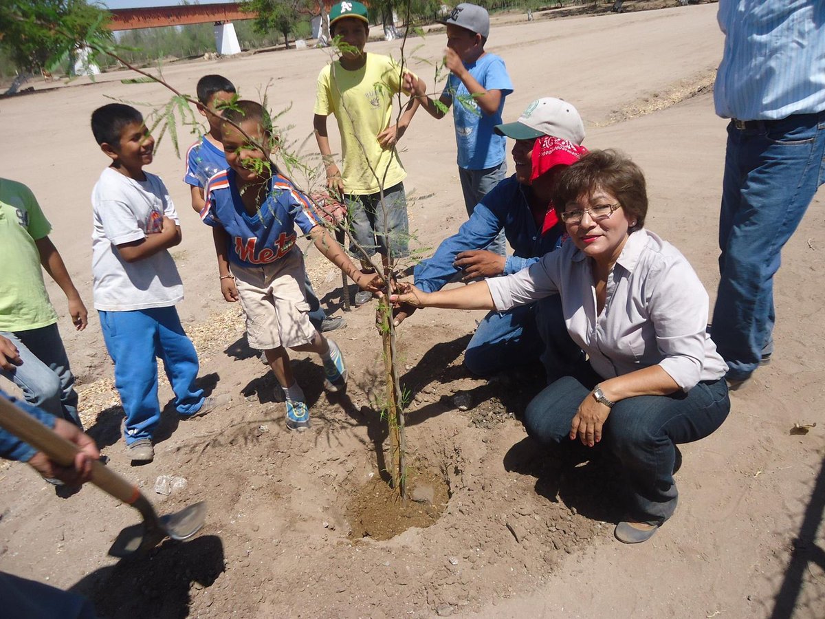 missing u is the closest i have to feeling you. i cant let go... mi mamá haciendo lo que más amó: concientizar a nuevas generaciones sobre el cambio climático y cómo combatirlo. su frase fav "no te preocupes, ¡ocúpate!"