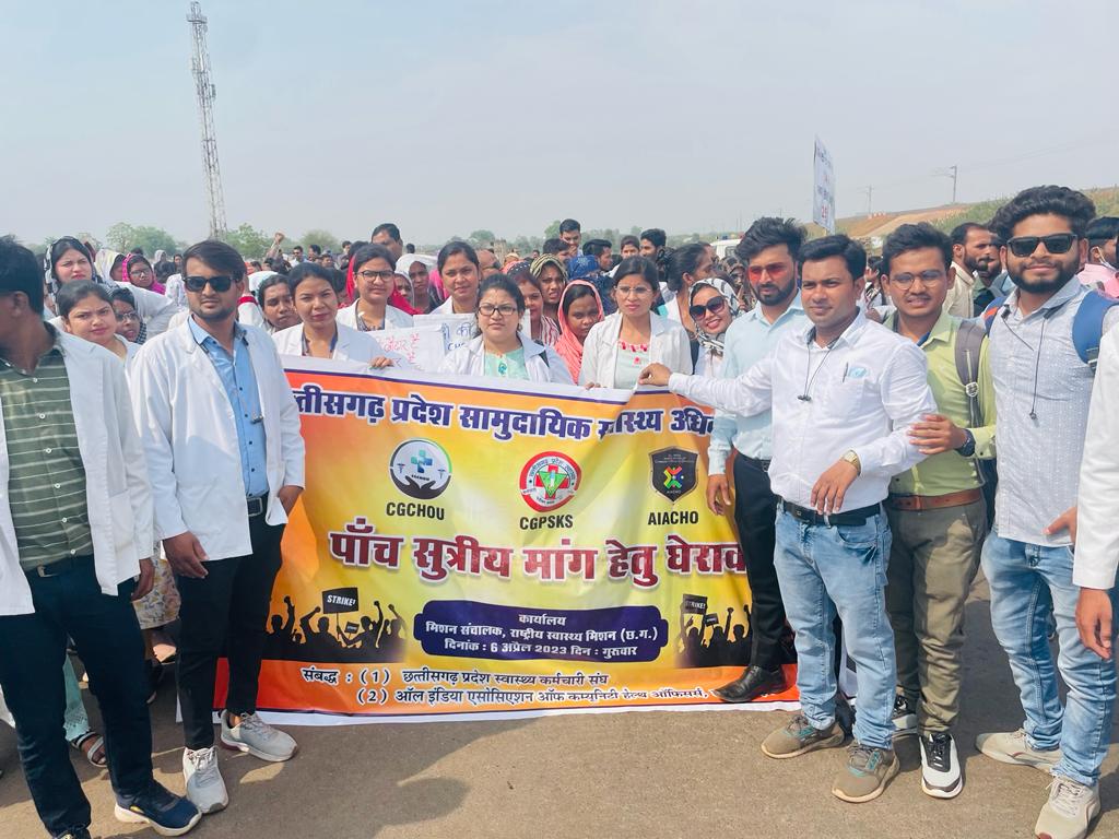 aiacho_media1's tweet photo. Today All India association of community health officers C. G. Has come to protest against MD NHM about their fair demands.. Massive crowd was there to fight for their rights 👍👍 https://t.co/aIrXPODY3P