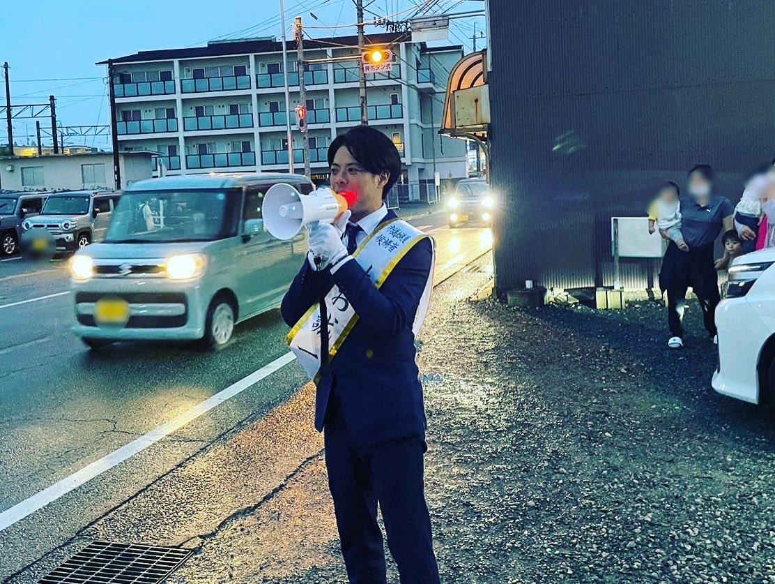 Seo_Seyichi's tweet photo. 【選挙戦７日目】
植木温泉街様・然や様・竜田口駅前様にて演説をさせて頂きました📣

雨の中、駆けつけて下さった方々、LIVE配信をご覧になって応援して下さった方々、ありがとうございました🙇‍♂️

より市民の皆様に想いが届く様な攻め方も刻一刻と変化しているので、臨機応変に実践して参ります🔥

投票日まで残り３日(実質２日)

なんさま！余裕がある内に期日前投票に行って下さいね🗳

#熊本市 #北区 #選挙に行こう #わたしたちの選挙 #わたしたちの一票 #voted #清く正しく #変えましょうその手で  #後の世の為に #瀬尾誠一