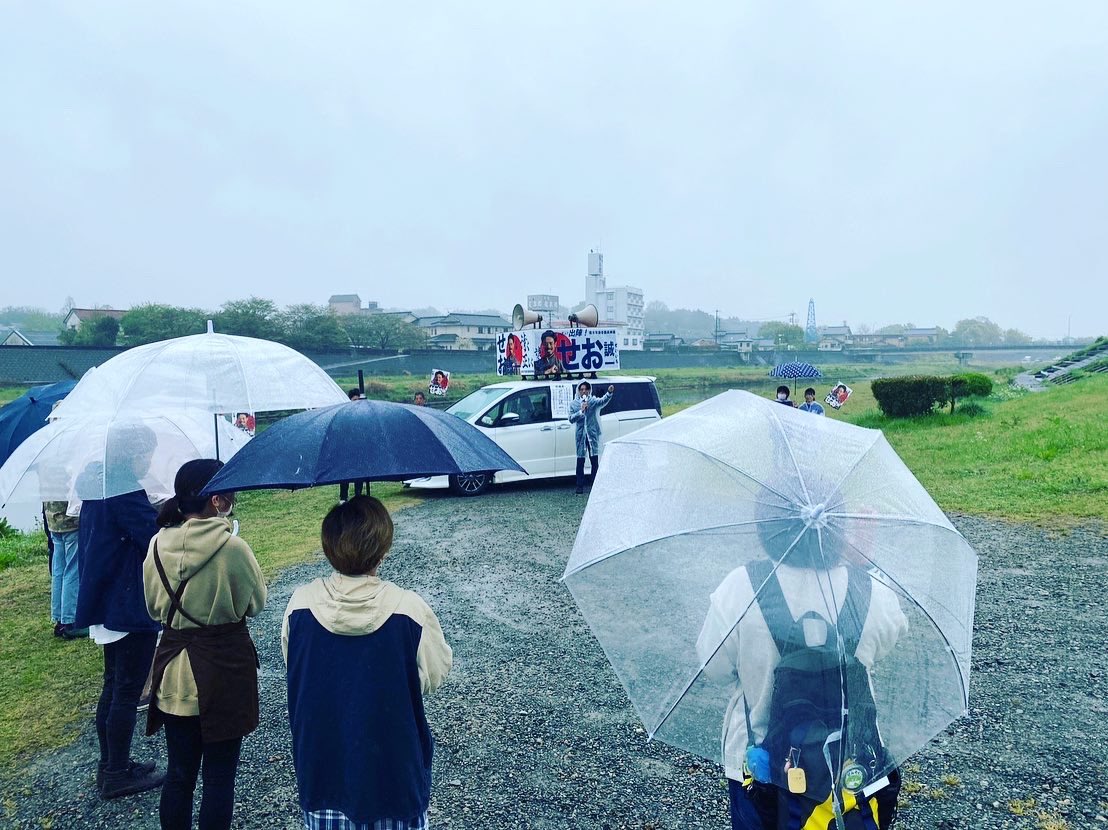 Seo_Seyichi's tweet photo. 【選挙戦７日目】
植木温泉街様・然や様・竜田口駅前様にて演説をさせて頂きました📣

雨の中、駆けつけて下さった方々、LIVE配信をご覧になって応援して下さった方々、ありがとうございました🙇‍♂️

より市民の皆様に想いが届く様な攻め方も刻一刻と変化しているので、臨機応変に実践して参ります🔥

投票日まで残り３日(実質２日)

なんさま！余裕がある内に期日前投票に行って下さいね🗳

#熊本市 #北区 #選挙に行こう #わたしたちの選挙 #わたしたちの一票 #voted #清く正しく #変えましょうその手で  #後の世の為に #瀬尾誠一
