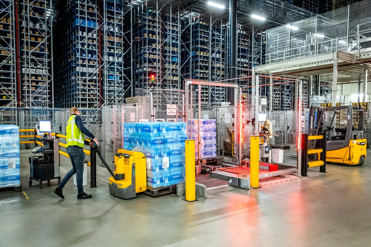 ASAFE_CANADA's tweet photo. Collaborating with the A-SAFE team, @Hoogvlietsuper installed a number of safety solutions at their site in Bleisjwik, South Netherlands to enhance the protection of their employees whilst also boosting efficiency.

Read more at: https://t.co/8a25XN4R5u

#CaseStudy #Hoogvliet https://t.co/cAyr9xymds