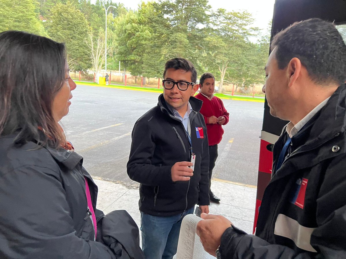 drtaraucania's tweet photo. 🔴 FISCALIZACIÓN A BUSES INTERURBANOS DE PASAJEROS| En la madrugada de hoy Seremi Claudia Tapia @MintrabAraucani, Directora @CarojedaGalaz junto a equipo de la @direccion y @mtt, lideran fiscalización, la que se desarrollará en distintos puntos de la región #trabajodecente https://t.co/IusjRSJwp5