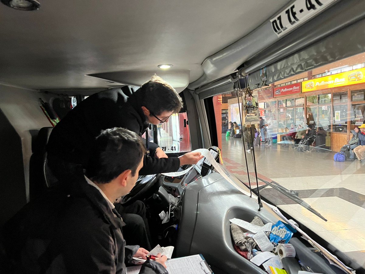 drtaraucania's tweet photo. 🔴 FISCALIZACIÓN A BUSES INTERURBANOS DE PASAJEROS| En la madrugada de hoy Seremi Claudia Tapia @MintrabAraucani, Directora @CarojedaGalaz junto a equipo de la @direccion y @mtt, lideran fiscalización, la que se desarrollará en distintos puntos de la región #trabajodecente https://t.co/IusjRSJwp5