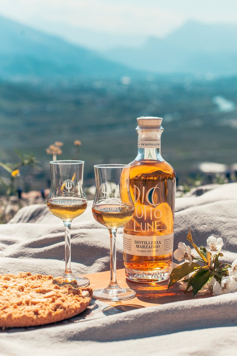 La #Grappa, proprio come la #Pasqua, è un momento di convivialità che ci fa sentire più uniti. Noi siamo già pronti per le feste e vorremmo augurarvi una bellissima giornata in compagnia dei vostri cari. 
#pasqua #grappa #trentino #marzadro #convivialità #DiciottoLune