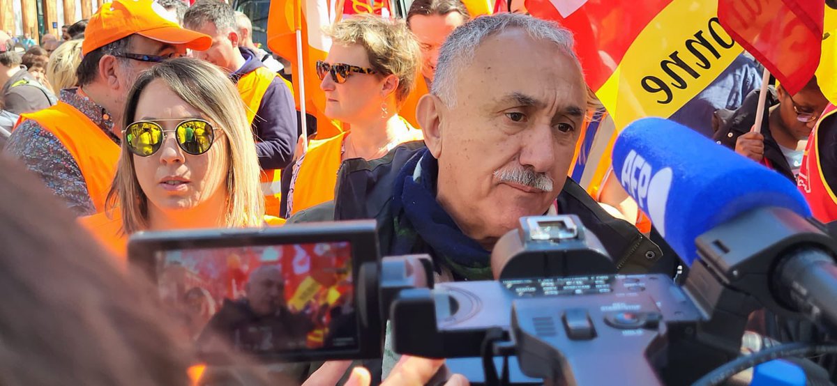🤝Hoy estoy en Toulouse en la manifestación contra la reforma de las  pensiones en Francia. ‼️En Francia quieren recortar las pensiones; en España  hemos subido las cotizaciones de los que más cobran