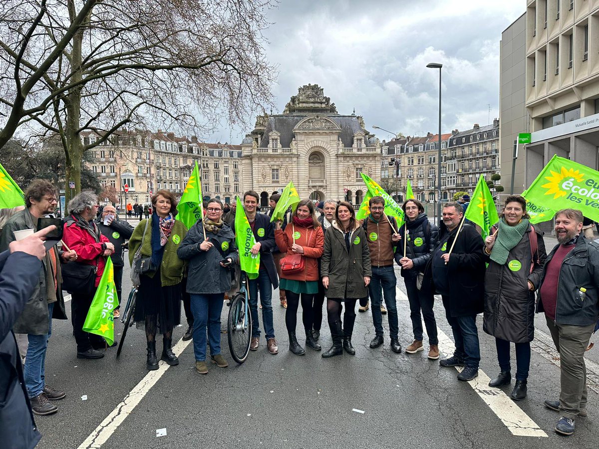 marinetondelier's tweet photo. En direct de la manifestation contre la #ReformesDesRetraites à Lille ✊

Le Gouvernement souhaite passer à autre chose mais la mobilisation d'aujourd'hui prouve, une nouvelle fois, que les Français n'y sont pas prêts.

#RetraitDeLaReformeDesRetraites ou rien. https://t.co/mzSjYKwHxV