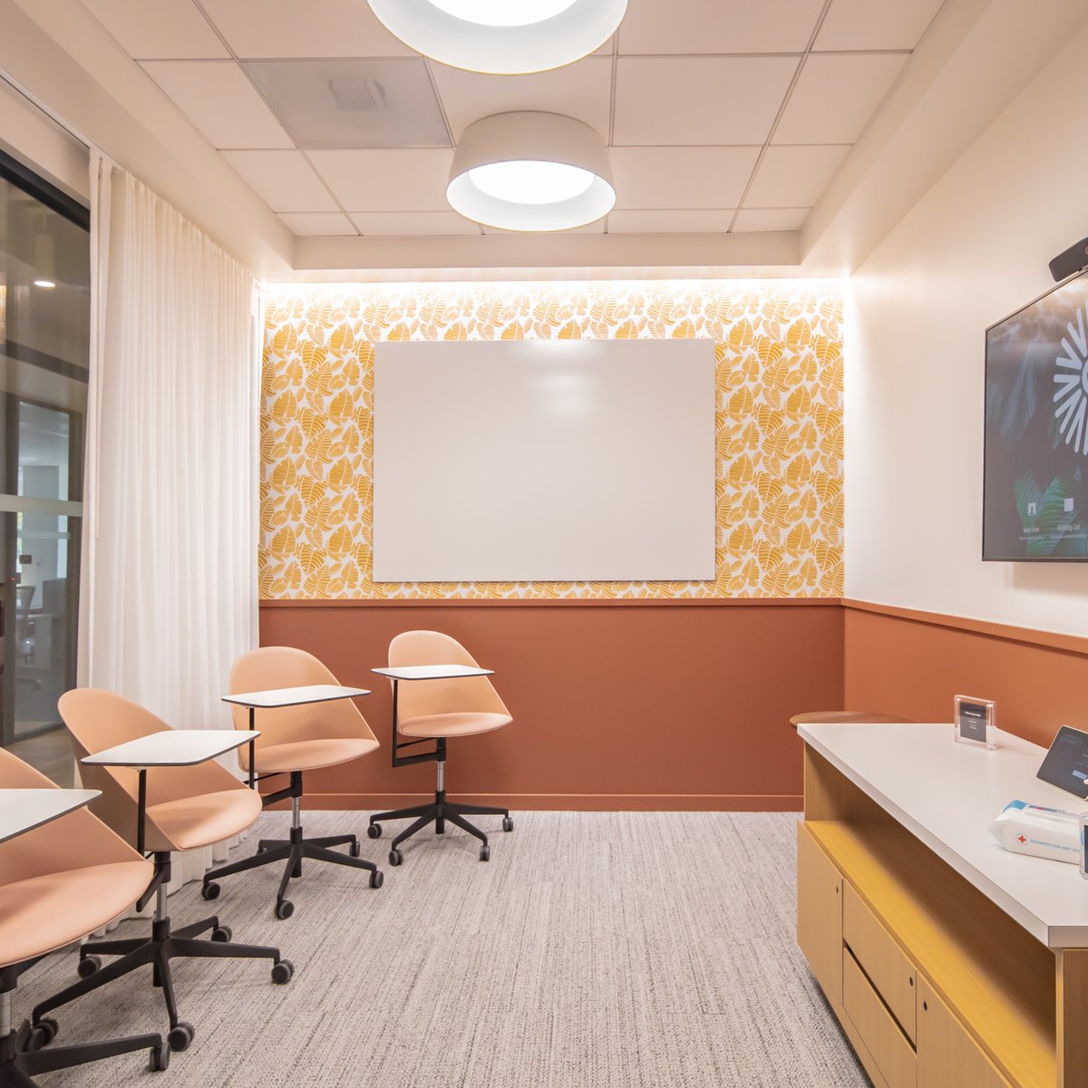 Claridge_Prod's tweet image. With its sleek minimalist design, the LCS Elite markerboard compliments the design of any workspace. Shown here with colorful walls, the frameless style board is the perfect writing surface addition.

#whiteboard #trainingroom #workspace #design #inspiration #designinspiration