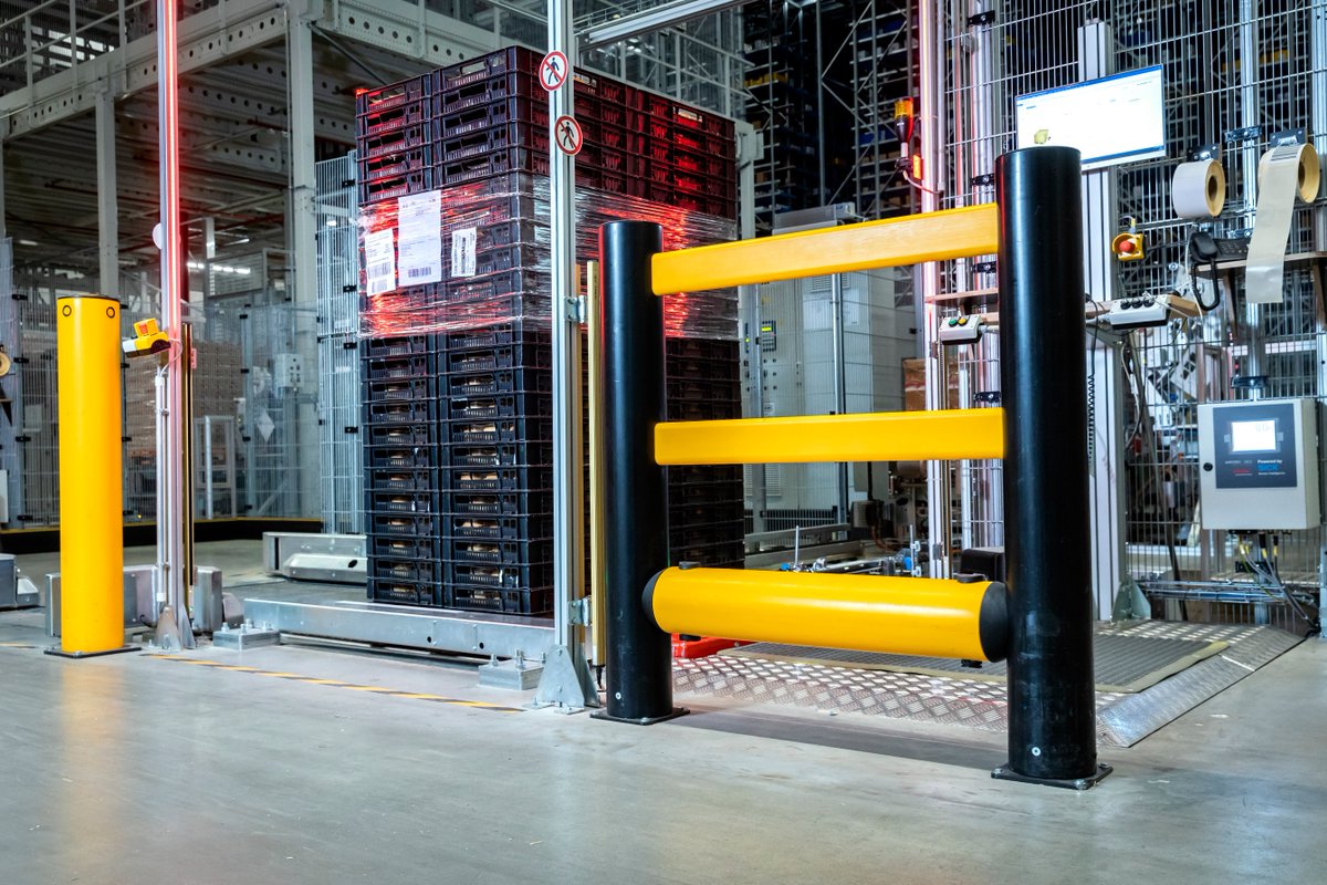 ASAFE_CANADA's tweet photo. Collaborating with the A-SAFE team, @Hoogvlietsuper installed a number of safety solutions at their site in Bleisjwik, South Netherlands to enhance the protection of their employees whilst also boosting efficiency.

Read more at: https://t.co/8a25XN4R5u

#CaseStudy #Hoogvliet https://t.co/cAyr9xymds