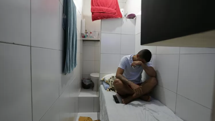 UOLNoticias's tweet photo. O que a inspeção descobriu? 

➡️Barracos construídos por detentos para vender ou alugar (a partir de R$ 50 por semana) para outros presos, beneficiando aqueles que possuem mais renda ou poder

➡️ Refeitório paralelo no complexo com refeições por R$ 13, onde os presos cozinham https://t.co/mBEdtyAzSf