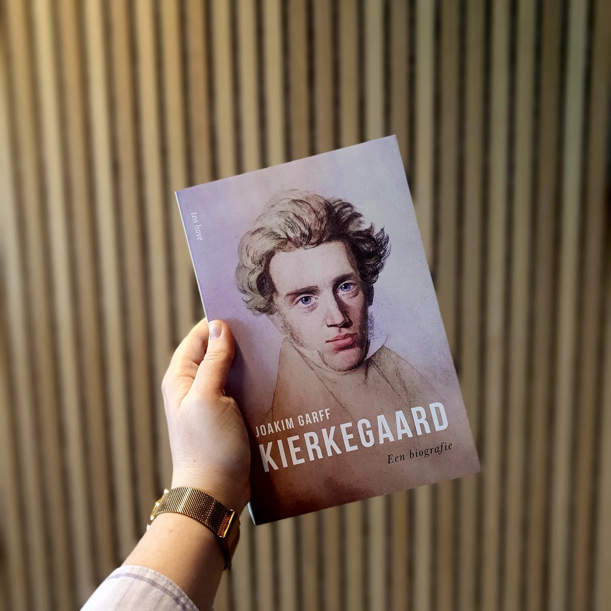 Ten_Have's tweet image. In 'Kierkegaard' ontrafelt Joakim Garff Kierkegaards schuldbewuste verhouding tot zijn vader, de rivaliteit met zijn broers en de turbulente relatie met zijn verloofde Regine Olsen.

'Kierkegaard' is vanaf vandaag verkrijgbaar in de (online) boekhandel!

#kierkegaard #filosofie