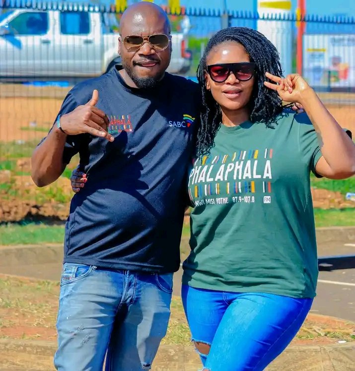 deep_renzo's tweet photo. Sanga misi ri rothe nga hafha Nzhelele Matanda Zone 3 kha Mbekanyamushumo ya #Dziaorowa326pm na @Ticoliphadzi @shandu_vele na Mubveledzi @Rendys123 Musumbuluwo u swika Lavhutanu kha @Phalaphala FM #Azisheeeee #tbt #muvango 🎵🎼🎶🎧🎙️📻🔥🔥🔥💃🏿💃🏿💃🏿🕺🏿🕺🏿🕺🏿 https://t.co/TjgfLcpWGC