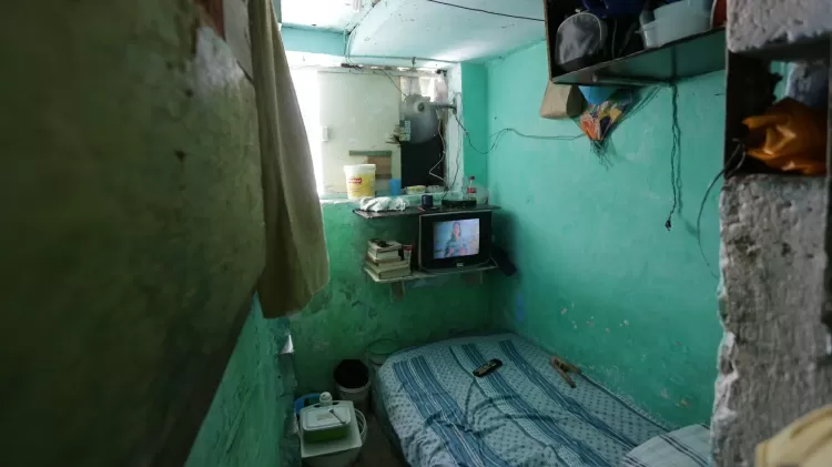 UOLNoticias's tweet photo. O que a inspeção descobriu? 

➡️Barracos construídos por detentos para vender ou alugar (a partir de R$ 50 por semana) para outros presos, beneficiando aqueles que possuem mais renda ou poder

➡️ Refeitório paralelo no complexo com refeições por R$ 13, onde os presos cozinham https://t.co/mBEdtyAzSf