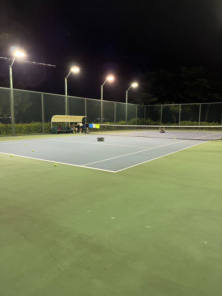 最近猴市比牛市还忙，难得出来打打球。

加密货币快节奏的背景下，每日运动是保持精力旺盛的关键！

最近市场思考：#RWA赛道（实物资产代币化) ，#ZKS 生态能否复制 #Arb ，#L0互操作性 的演化。

有空把思考写一写。熊市深耕，忙的会议连轴，脑爆不停。牛市其实躺着就行，万币齐飞，不动最佳。🎾