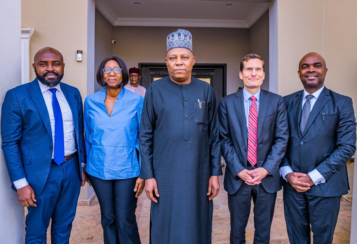 officialSKSM's tweet image. The leadership of VISA, a frontline digital payment platform, led by the Regional President, Central Europe, Middle East and Africa, Mr. Andrew Torre paid a courtesy visit on Nigeria’s Vice President-Elect, Sen. @KashimSM in Abuja.