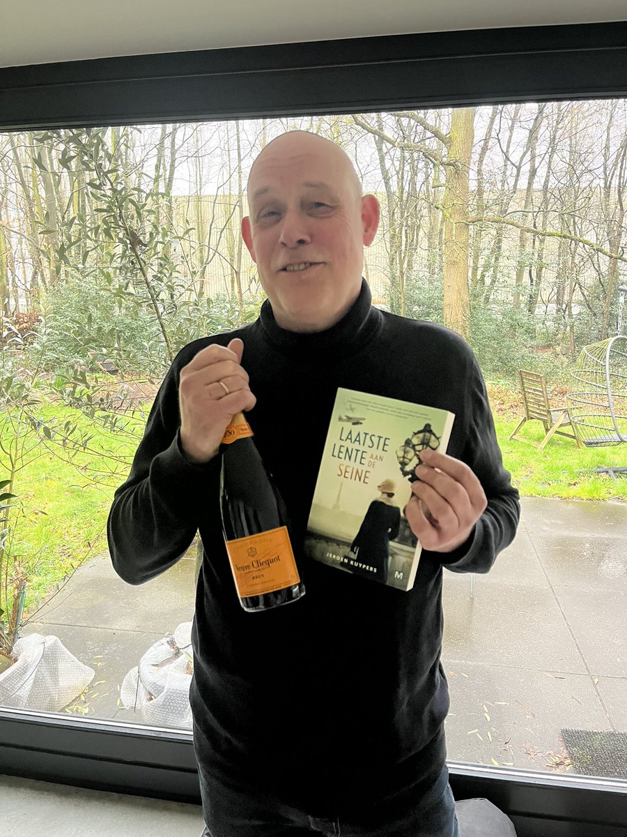Jeroen Kuypers ontvangt het eerste exemplaar van Laatste lente aan de Seine, deze prachtige roman ligt vanaf vandaag in de boekhandel! 

PS Lees en ontdek zelf waarom Jeroen dit merk champagne vasthoudt...