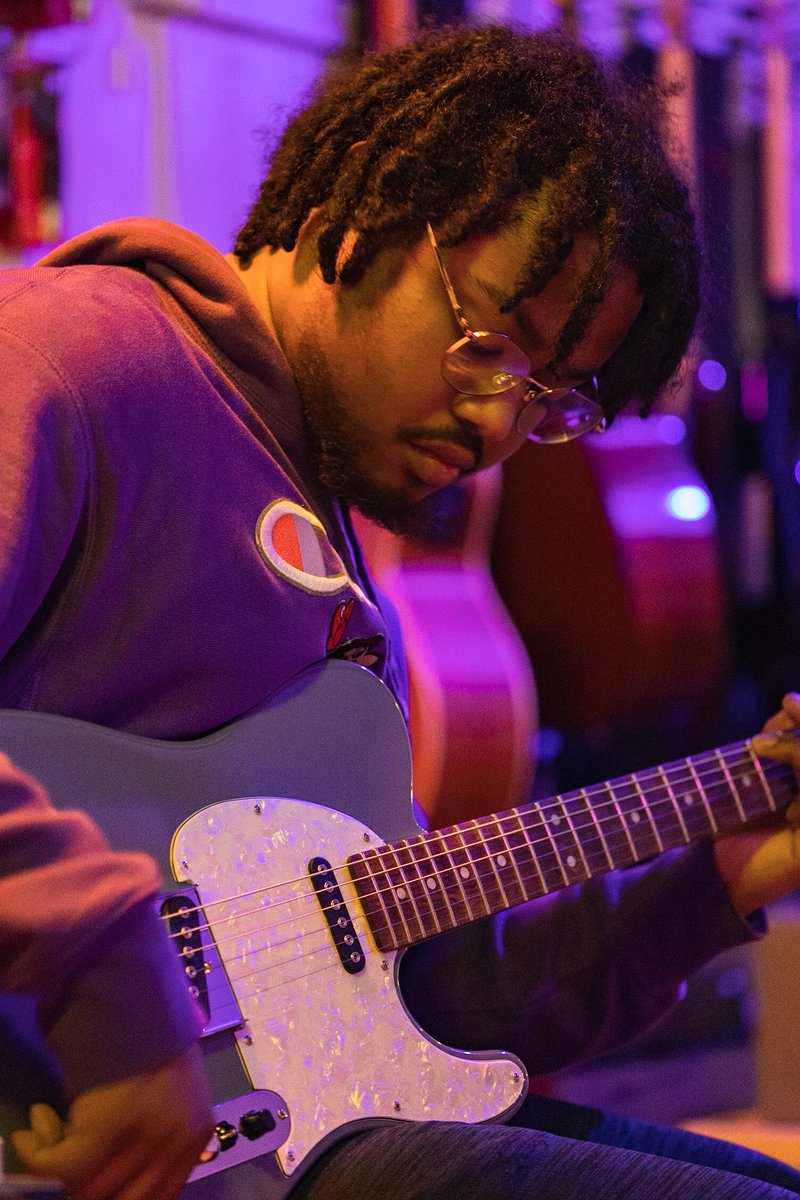 BridgeSetSound's tweet image. Fresh USA made @GandLGuitars are here and @Sariuddd came running.