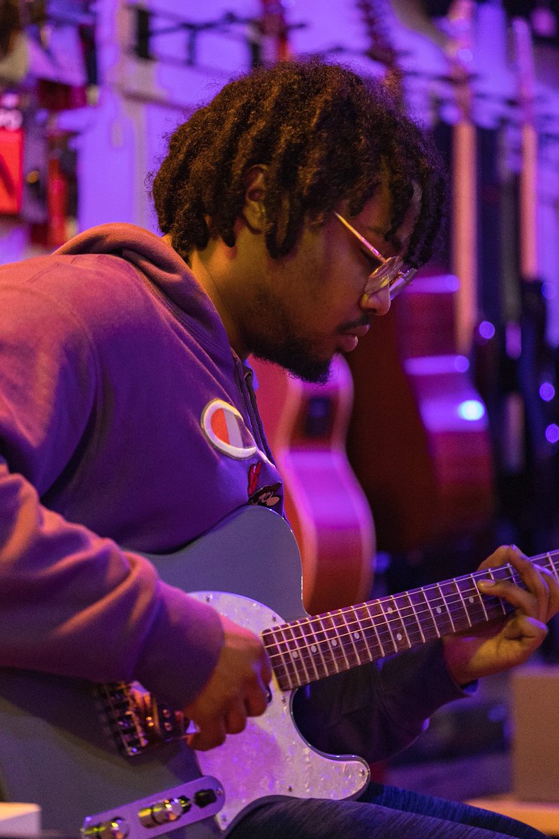 BridgeSetSound's tweet image. Fresh USA made @GandLGuitars are here and @Sariuddd came running.