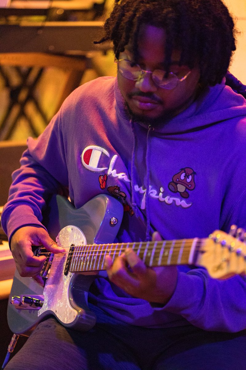 BridgeSetSound's tweet image. Fresh USA made @GandLGuitars are here and @Sariuddd came running.