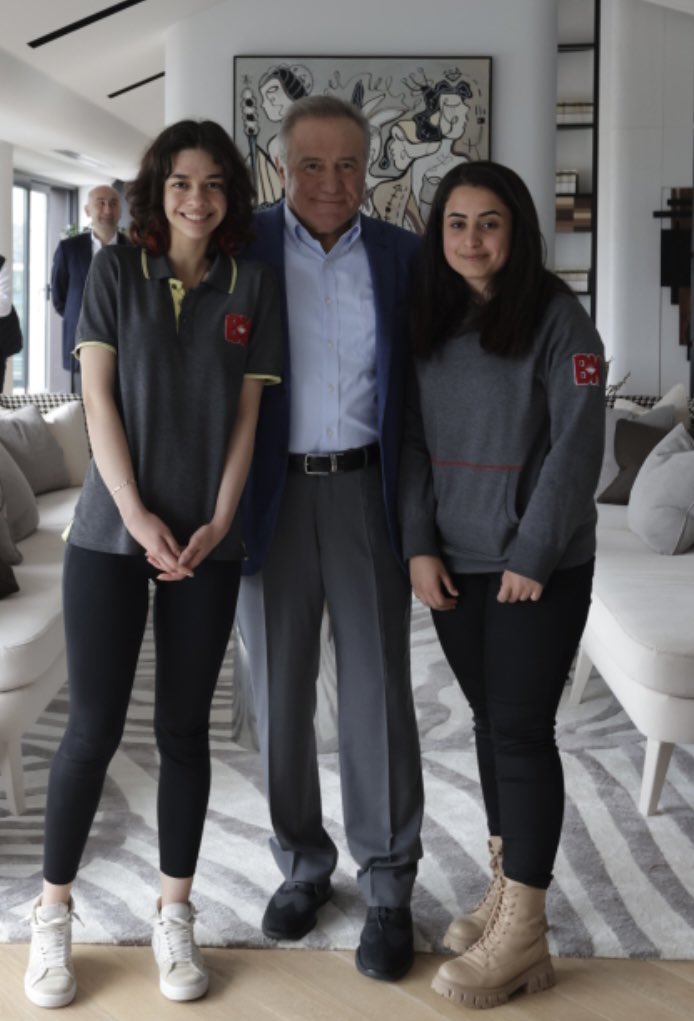 EnverYucel's tweet photo. Diyarbakır'dan başlayan başarı hikayeleri ile Türkiye'nin gündemine oturan Bahçeşehir Koleji öğrencilerimiz Gül Karen Aça ve Avjin Aktop ile bir araya geldim. Geleceğimize dair umutlarımızı artıran kızlarımız ile ne kadar gurur duysam az kalır... https://t.co/d6WBoUGnPi