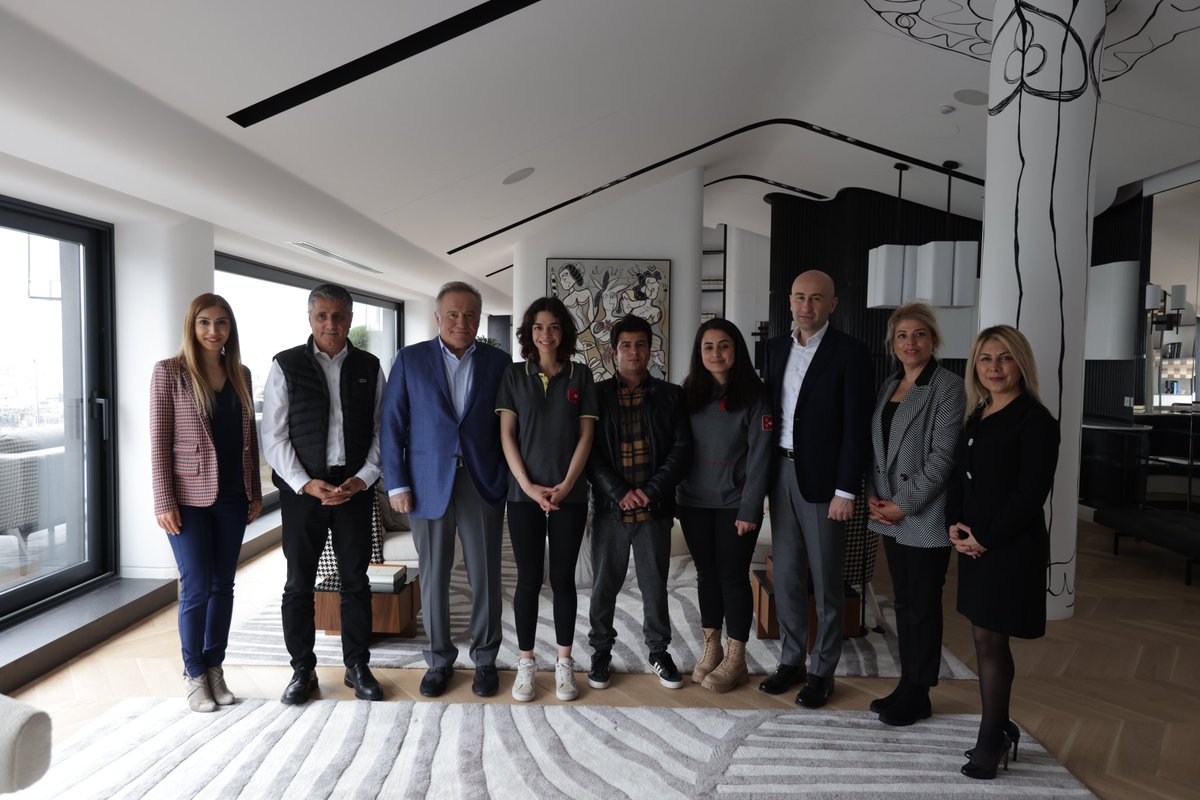 EnverYucel's tweet photo. Diyarbakır'dan başlayan başarı hikayeleri ile Türkiye'nin gündemine oturan Bahçeşehir Koleji öğrencilerimiz Gül Karen Aça ve Avjin Aktop ile bir araya geldim. Geleceğimize dair umutlarımızı artıran kızlarımız ile ne kadar gurur duysam az kalır... https://t.co/d6WBoUGnPi
