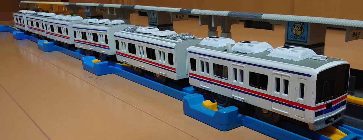 Murakami1780's tweet photo. 完成報告
改造プラレール    京成3400
種車不足の為6連です。
運転会前日なので雑な仕上がりになってしまいました。
塗装が垂れてるところは反省点です
種車は秘密です
#改造プラレール    #京成線 https://t.co/sQNebUet1z