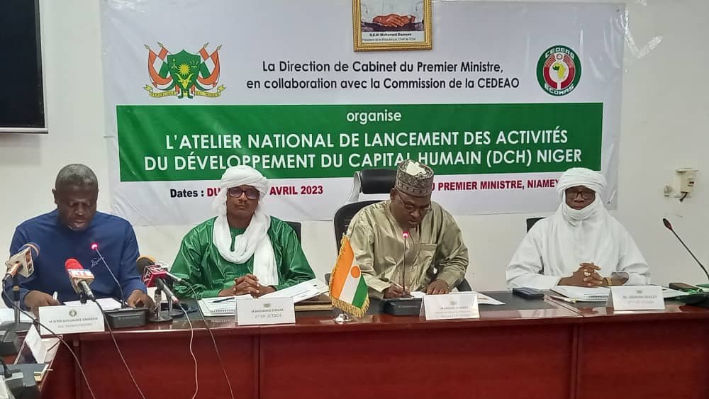 CedeaoNiger's tweet photo. Lancement #national des activités du développement du capital humain ce matin par le Directeur de Cabinet du Premier Ministre, M. Laouali Chaibou, en présence de la Vice-Présidente de la Commission de la CEDEAO, Mme Damtien L. Tchintchibidja
@ecowas_cedeao  @PresidenceNiger https://t.co/zR3VIAuXKt