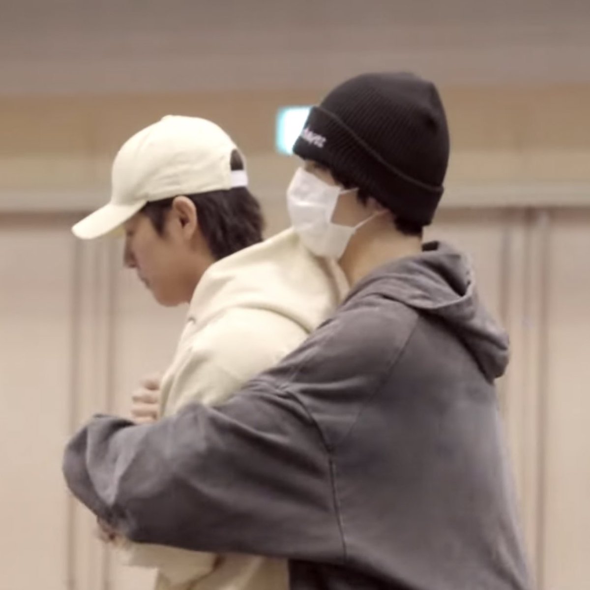 เด็กอะไรพี่                              ผมโตแล้วเหอะ