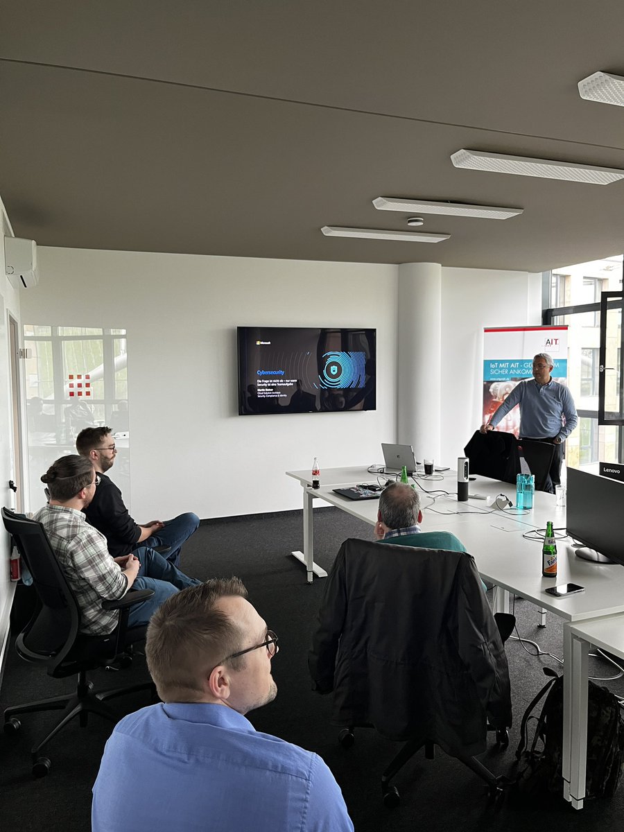 Endlich wieder On-Site! Und mit knapp 20 Teilnehmer:innen gut besucht!

Starker Vortrag von Martin von <a href="/MicrosoftDE/">Microsoft Germany</a> über Microsoft Security!

Gleich geht’s weiter mit IoT Security by <a href="/FlorianBaderDE/">Florian Bader</a> 

#AzureStuttgart