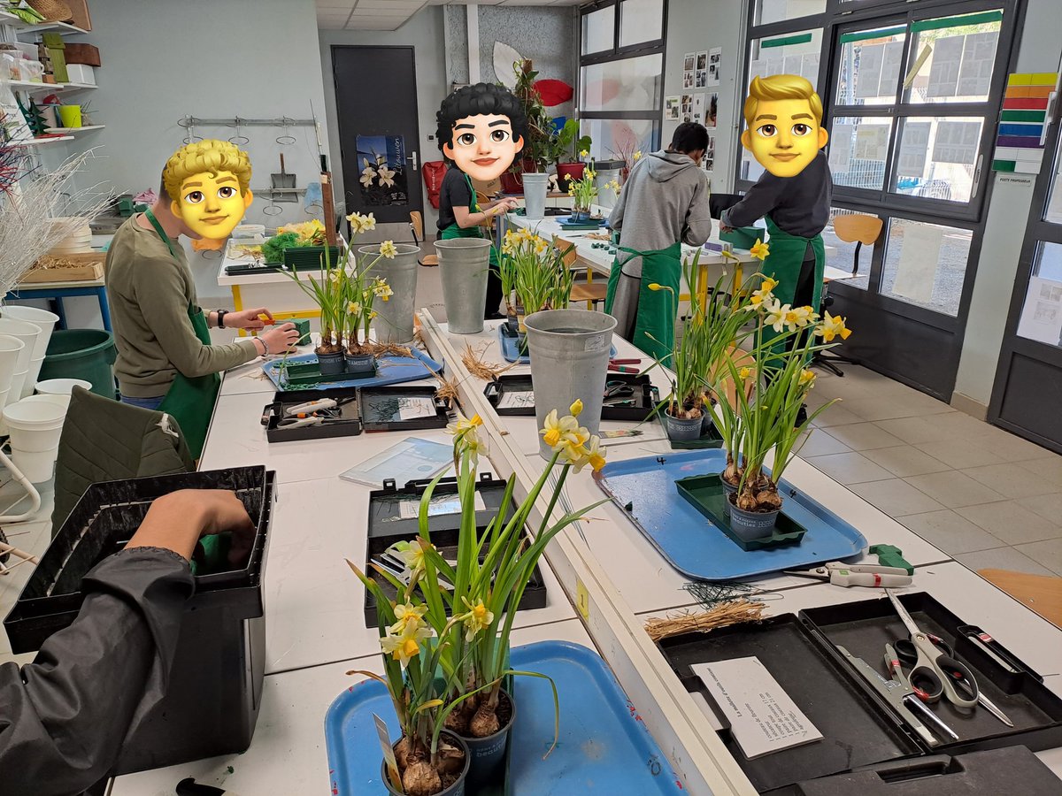 EreMarquisanne's tweet photo. Réalisation de compositions de Pâques 🐣🌷piquées de style végétatif 🐝🦋 par les 4.1 Segpa.
Tomorrow, the 3.1s take over for  the Easter sale at 10 a.m. in the teachers' room with Mr @PompeySylvain 🇬🇧
⚠️ flash sale ⚠️  Please, prepare the change 8€ 😅 Thank a Lot 😃 https://t.co/LBX9Lu2JDZ