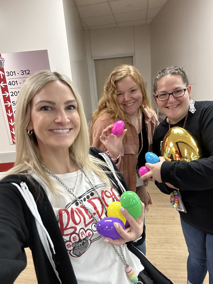 mattie_brast's tweet photo. Danielle found a golden egg at the staff egg hunt! 🐣🥚#sereproud @SEREbulldogs https://t.co/olF61SaxOa