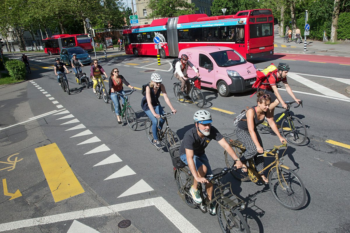proveloschweiz's tweet photo. Mehr Platz für das boomende Velo!
Gemäss den neusten Verkehrszahlen hat das Velo in den letzten sechs Jahren zugelegt. Diese erfreuliche Entwicklung ist auch ein Auftrag an die Kantone und Städte, die Infrastruktur rasch zu verbessern.
https://t.co/d2Px4RzgtW https://t.co/f9RTzQoM3J