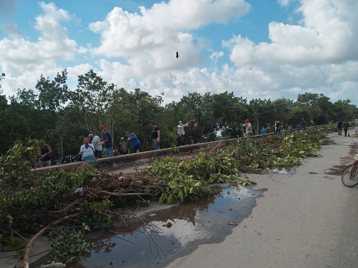 Se intensifican las labores de recuperación en el malecón de la #IslaDeLaJuventud. El sí se puede está presente, una vez más, en el sentir pinero #Cuba #FidelPorSiempre <a href="/PartidoPCC/">Partido Comunista de Cuba</a> <a href="/DrRobertoMOjeda/">Dr. Roberto Morales Ojeda</a>