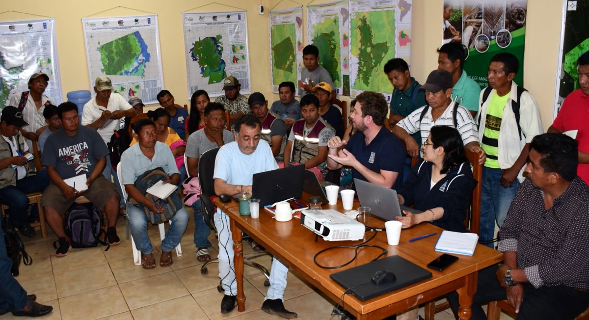 PNUDBolivia's tweet photo. ¡Inteligencia Comunitaria en la #Amazonía para combatir la #CrisisClimática!
Trabajando con la #CIRABO, el equipo del #LaboratorioDeAceleración🚀🇧🇴 utiliza métodos de #InteligenciaComunitaria para diseñar planes de vida indígena en el marco del estudio de diseño #CI4Climate. https://t.co/oMxog3d1yF