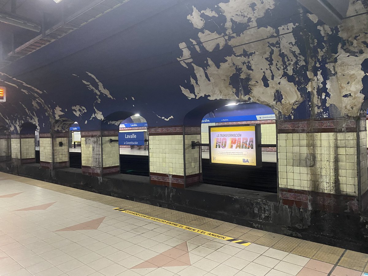 Pat_Cardozo's tweet photo. @basubte para cuando los arreglos de la estación Lavalle de la línea C? Parece una estación abandonada https://t.co/t8XYNMd56c